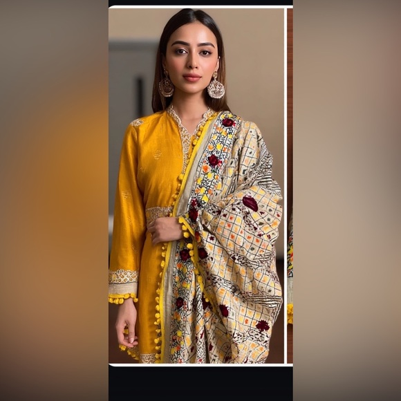 Shawl Raw Yellow Pom Pom Silk Handmade mirror and thread Pom pom scarf long - Picture 1 of 6